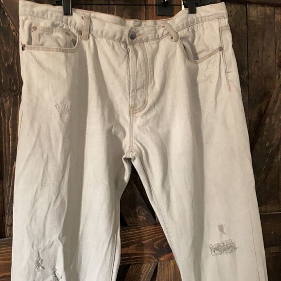 MNML light grey Tapered Jeans w/ some distress - Picture 3 of 10